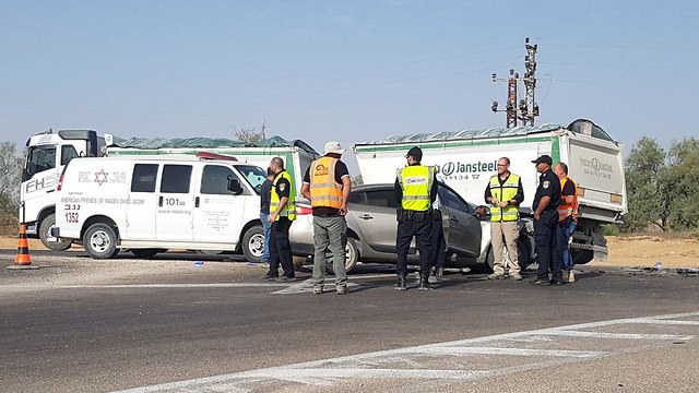 תאונת דרכים בין רכב פרטי למשאית בסמוך לצומת גבולות (צילום: בראל אפרים)
