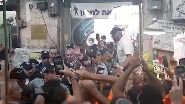  ראש הממשלה בנימין נתניהו בסיור תמיכה במועמד לראשות עיריית ירושלים, זאב אלקין, בשוק מחנה יהודה בעיר ()