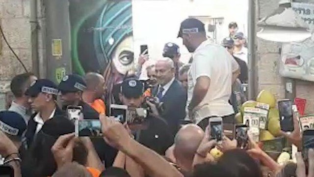  ראש הממשלה בנימין נתניהו בסיור תמיכה במועמד לראשות עיריית ירושלים, זאב אלקין, בשוק מחנה יהודה בעיר ()