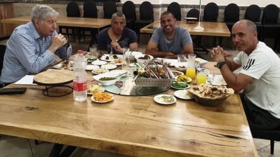 כץ במסעדה עם הצוות המקצועי של הפועל חיפה (צילום: פרטי)