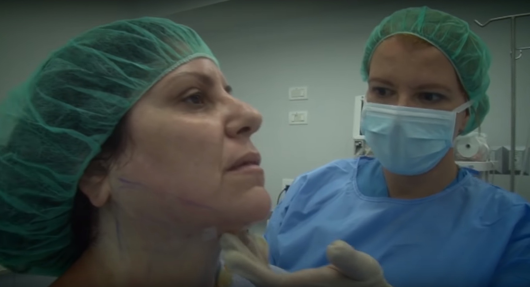 Д-р Анн Гуревич проверяет пациентку после процедуры
