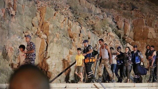 На месте трагедии - иорданцы ищут выживших. Фото: EPA
