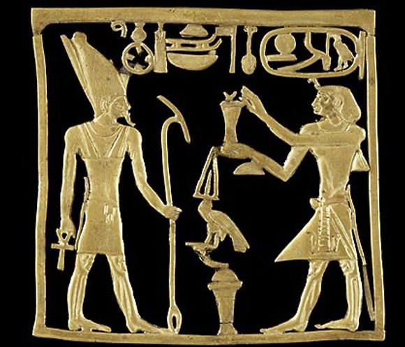 תבליט זהב מהמאה ה-18 לפנה"ס של פרעה הרביעי מגיש מנחה לאל אתום במוזיאון הנקוק בבריטניה (צילום: מתוך ויקיפדיה)