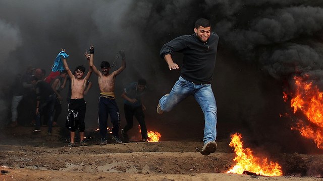התפרעויות  פלסטינים גבול רצועת עזה (צילום: רויטרס)