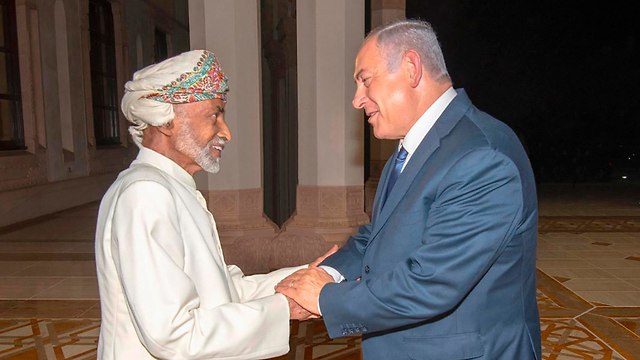 Netanyahu with Oman’s Sultan Qaboos (צילום: AP)