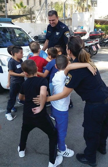 שוטרים עם ילדים (צילום: משטרת ישראל)