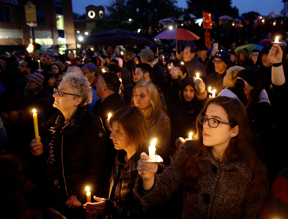 מתאבלים על קורבנות הטבח בפיטסבורג (צילום: AP)