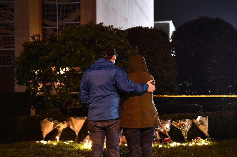 מתאבלים על קורבנות הירי (צילום:AFP)