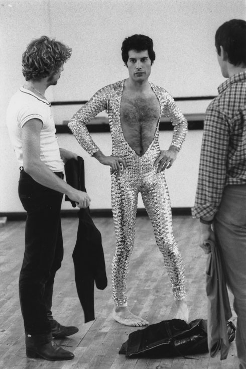 השינויים בלבוש של מרקורי היו חלק בלתי נפרד מחקר המיניות האישי שלו. 1979 (צילום: Colin Davey/GettyimagesIL)