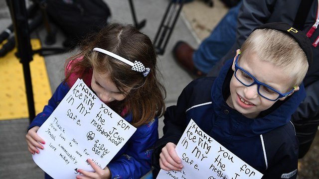 ילדים מחלקים מכתב תודה ב זירה בית כנסת פיגוע ירי פיטסבורג פנסילבניה ארה