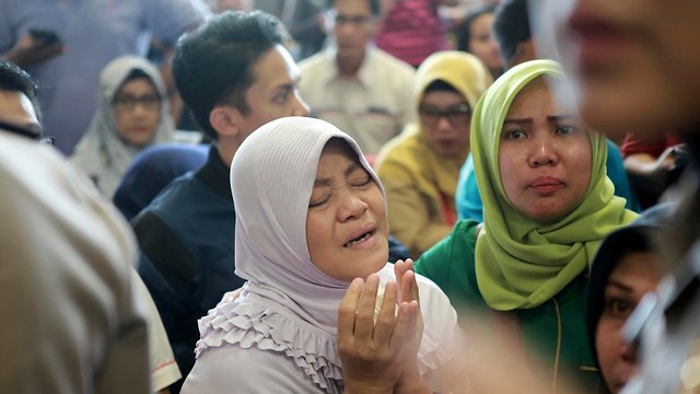 משפחות הקורבנות שנספו בהתרסקות המטוס באינדונזיה (צילום: AP)