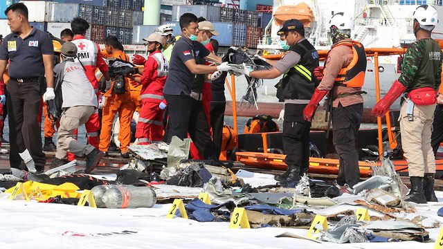 אינדונזיה התרסקות מטוס התרסק 188 נוסעים שרידים (צילום:EPA)