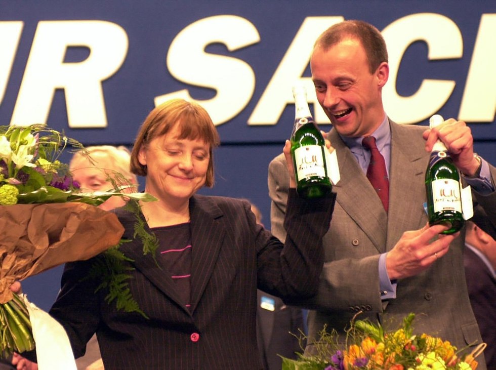 קנצלרית גרמניה אנגלה מרקל עם פרידריך מרץ שנת 2000 המפלגה הנוצרית דמוקרטית (צילום: AFP)