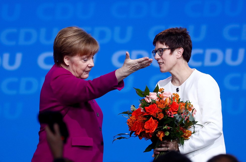 קנצלרית גרמניה אנגלה מרקל עם אנגרט קראמפ-קרנבאואר המפלגה הנוצרית דמוקרטית (צילום: רויטרס)