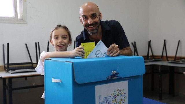 אסף הראל מצביע לראשות עיריית תל אביב קלפי בחירות מקומיות 2018  ()