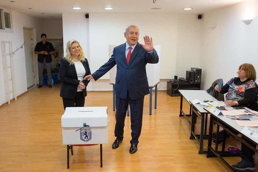 Премьер-министр с женой тоже проголосовал. Фото: Эмиль Салман