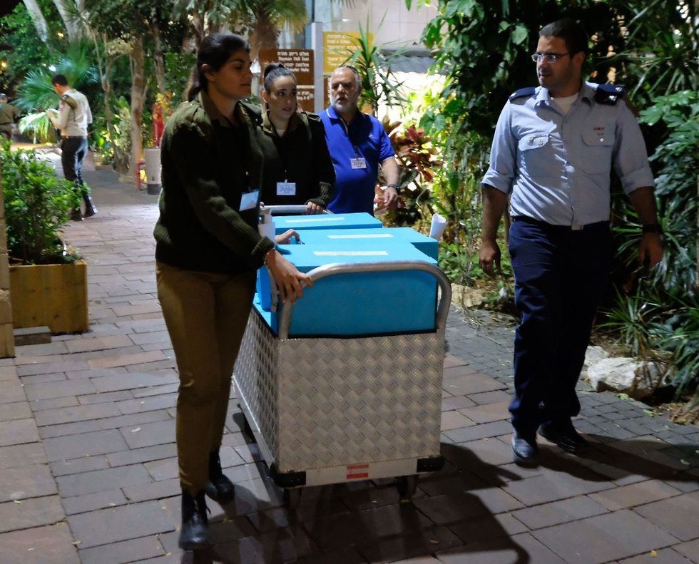 Избирательные урны доставляют к месту подсчета голосов. Фото: Шауль Голан