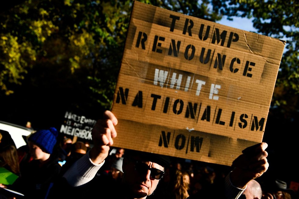 מפגינים נגד ביקור דונלד טראמפ ב פיטסבורג ליד בית הכנסת עץ חיים שבו היה הפיגוע ארה