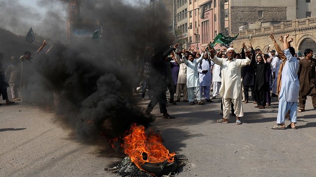 מפגינים ב עיר קראצ'י ב פקיסטן אחרי זיכוי אסיה ביבי מהעלבת ה איסלאם (צילום: רויטרס)