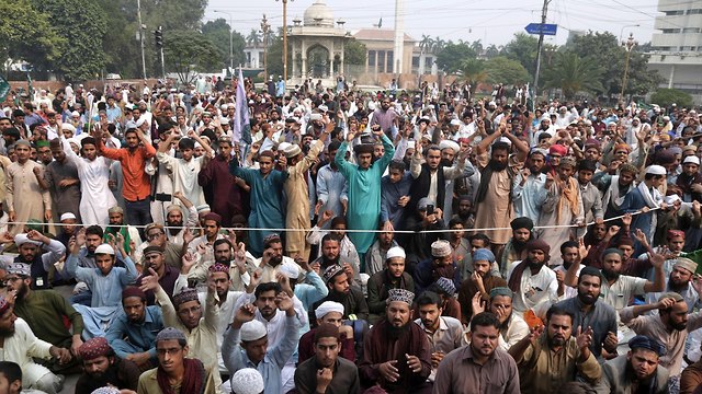 מפגינים ב עיר לאהור ב פקיסטן אחרי זיכוי אסיה ביבי מהעלבת ה איסלאם (צילום: AP)