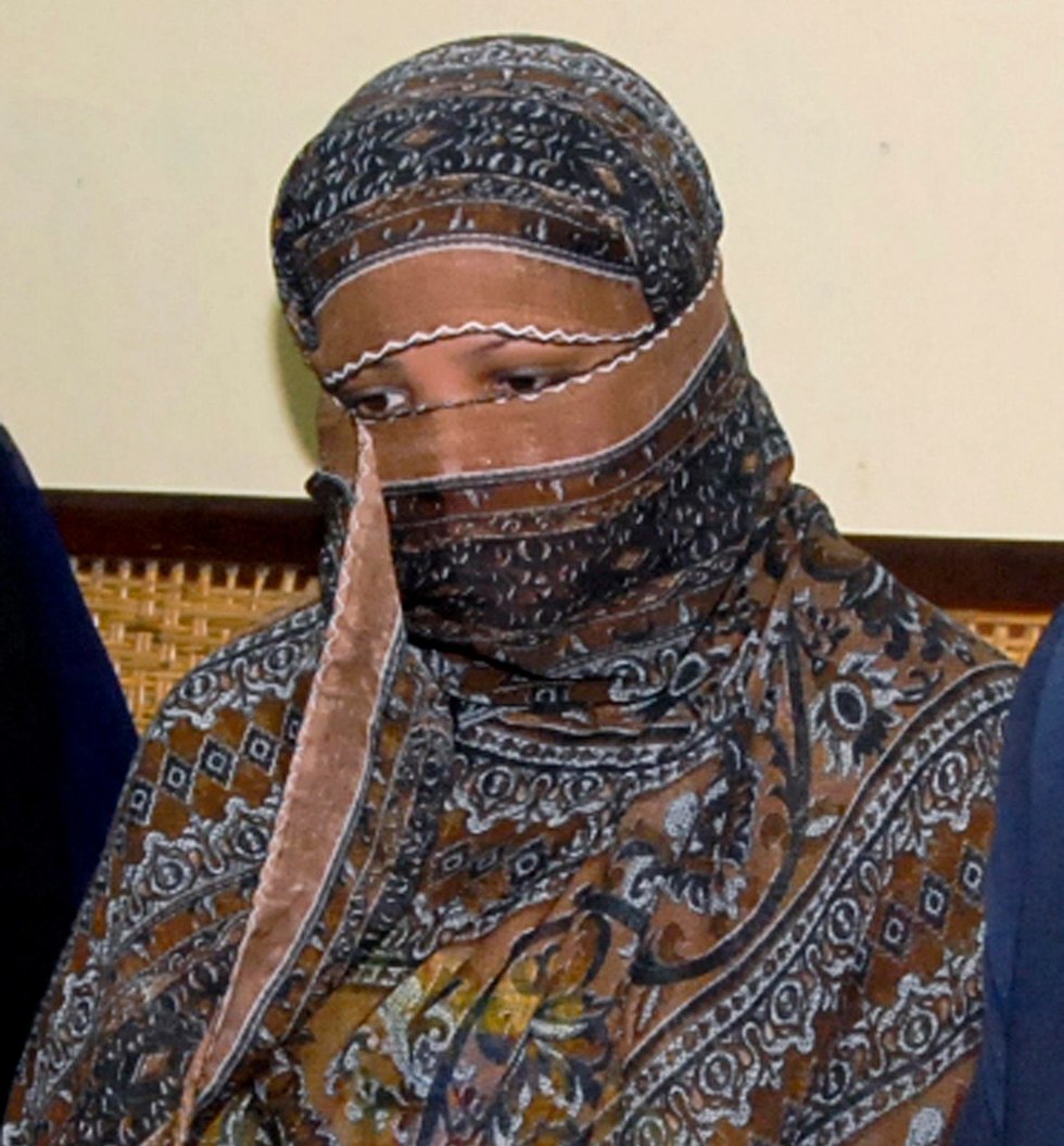 אסיה ביבי זוכתה מהעלבת ה איסלאם ב פקיסטן במהלך משפטה 2010 (צילום: AP)