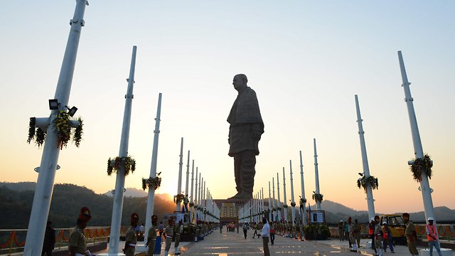 פסל האחדות ב הודו חנכה במדינת גוג'ראט את הפסל הגבוה בעולם סרדר ואלאבאי פאטל (צילום: AFP)