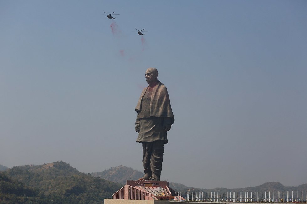 פסל האחדות ב הודו חנכה במדינת גוג'ראט את הפסל הגבוה בעולם סרדר ואלאבאי פאטל (צילום: AP)