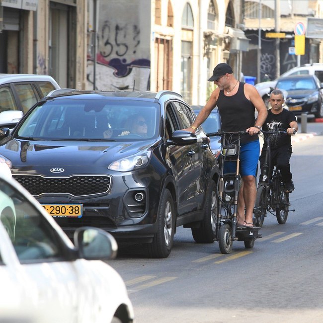 מחלק טלפונים. דביר בנדק (צילום: מוטי לבטון) מחלק טלפונים. דביר בנדק (צילום: מוטי לבטון)
