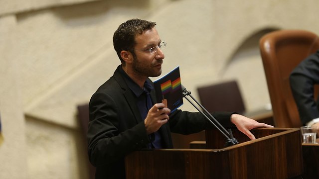 נאום איציק שמולי, חבר כנסת במפלגת העבודה, בדיון על חוק הפונדקאות במליאת הכנסת (צילום: אלכס קולומויסקי)