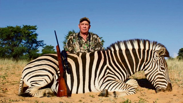 Боксер и убитая им зебра. Фото: Safari Somersby 