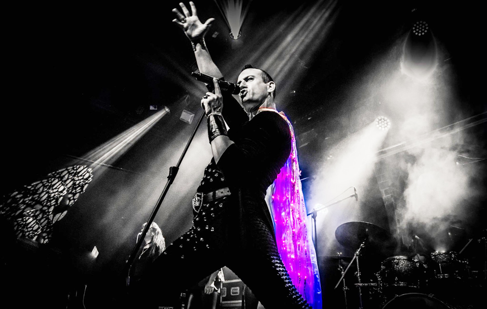 Вокалист группы Rockville Олив в образе Фредди Меркьюри. Фото: Ortal Lavie