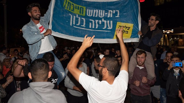 חגיגות הניצחון של תומכי עליזה בלוך בבית שמש (צילום: יואב דודקביץ)