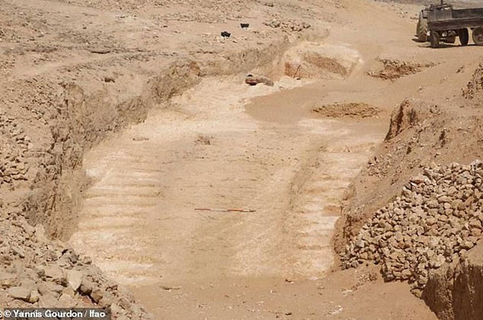 שרידי רמפה לפירמידות במצרים ()