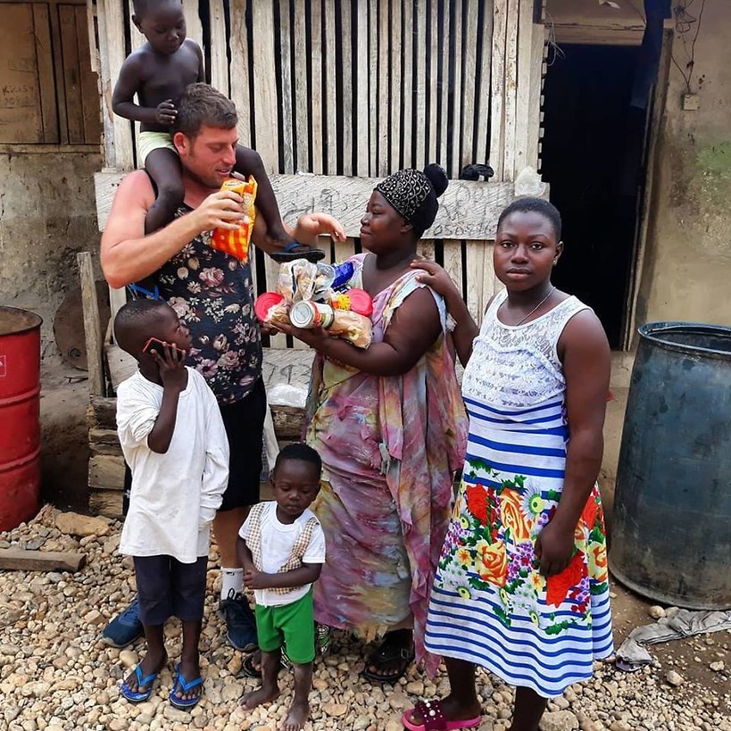 אלחנן עם תושבים מקומיים בגאנה