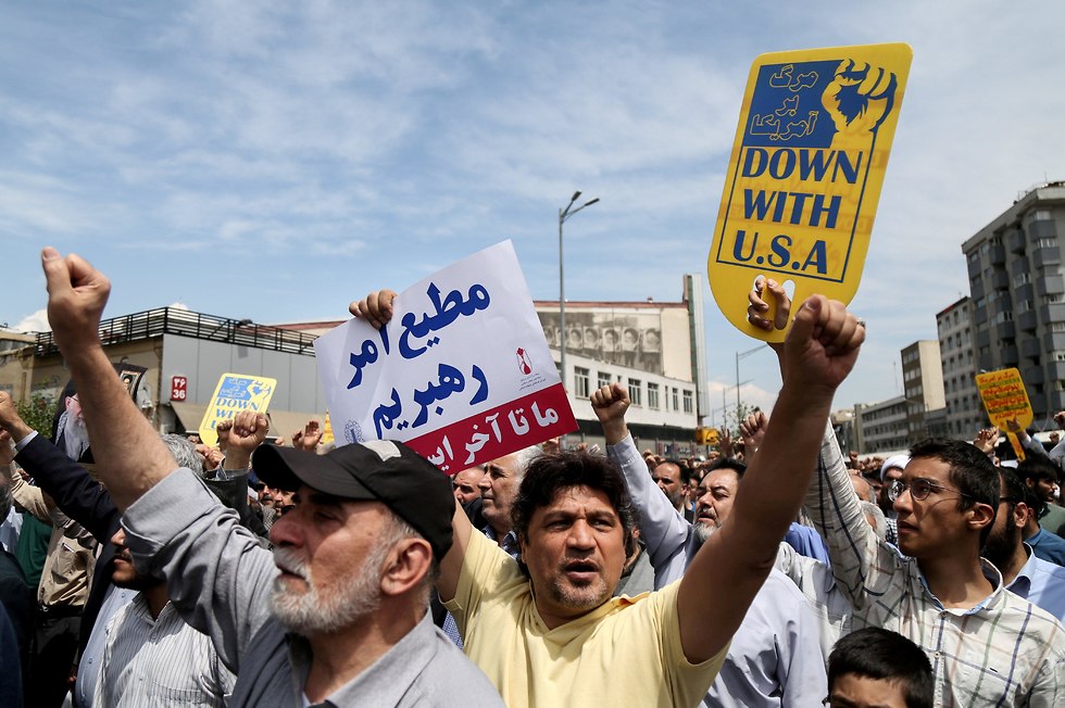איראנים מפגינים בטהרן בחודש מאי האחרון, נגד החלטת טראמפ לפרוש מהסכם הגרעין (צילום: רויטרס)