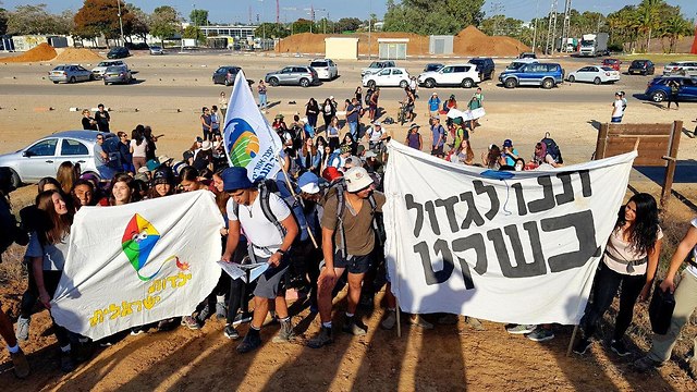 High school students from Gaza border towns leave on protest march to Jerusalem with sign that says 'Let us grow up in peace.' (Photo: Roee Idan)