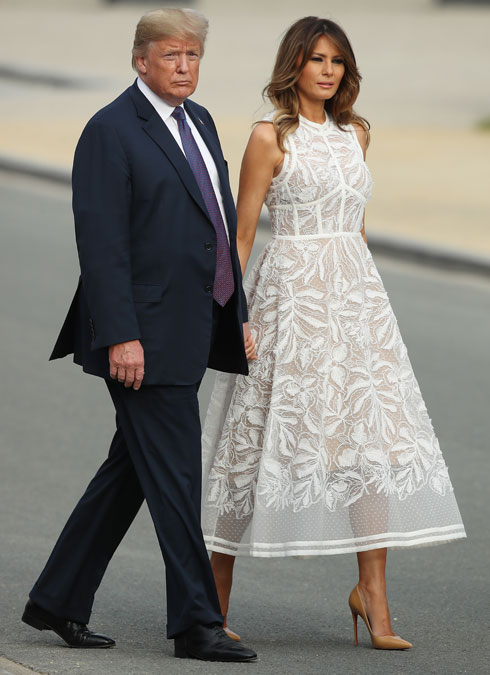 בולטת מעל כל הנשים הראשונות שהתאספו בבריסל, טראמפ בשמלה לבנה של המעצב הלבנוני אלי סאאב במחיר 7,450 דולר (27,565 שקל). זו היתה השמלה היקרה ביותר שלה במסע באירופה, עם נעליים בצבע ניוד של כריסטיאן לובוטן  (צילום: Sean Gallup/GettyimagesIL)
