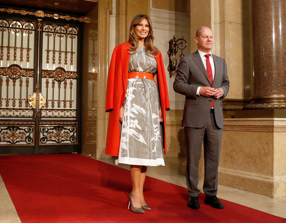 בית האופנה האיטלקי בוטגה ונטה הוא מהחביבים על טראמפ. כאן היא בשמלה של ג'יל סנדר ומעיל אדום של בוטגה ונטה. 5,400 דולר (19,980 שקל), והוא שלכם (צילום: Friedemann Vogel/GettyimagesIL)