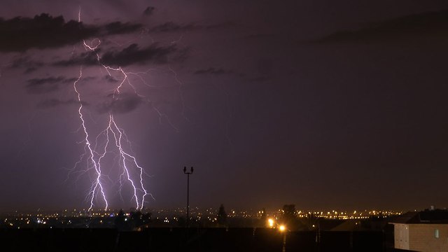 ברקים מעל גוש דן (צילום: אלי בצרי )