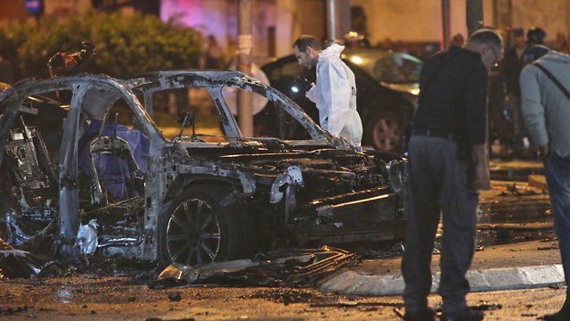 פיצוץ ברכב בדרום תל אביב (צילום: מוטי קמחי)