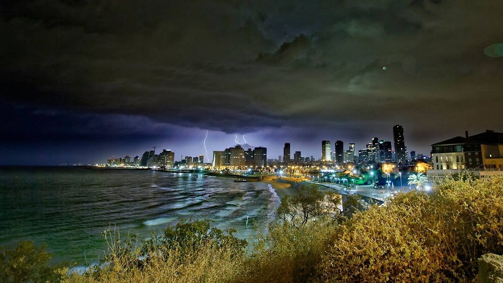 מזג אויר אוויר ברקים תל אביב חורף גשם (צילום: אבנר ליבמן)