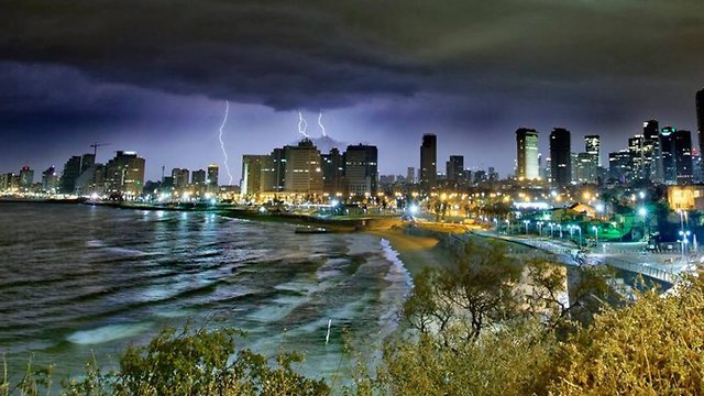 מזג אויר אוויר ברקים תל אביב חורף גשם (צילום: אבנר ליבמן)