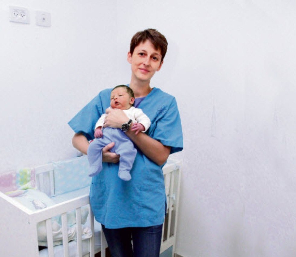 Д-р Анна Вакарева с новорожденным сынишкой. Фото: Зоар Шахар
