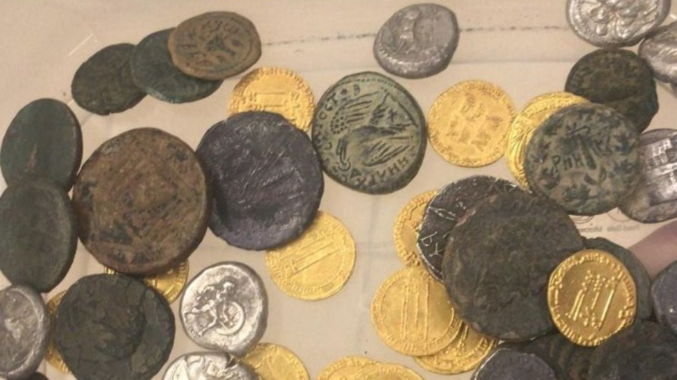 חלק מהמטבעות שהפלסטיני ניסה להבריח (צילום: המנהל האזרחי)