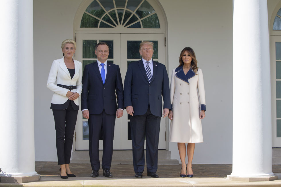 מי אמר שרק דור המילניום קונה גוצ'י. טראמפ מגיעה לפגישה עם נשיא פולין השנה, בשמלת מעיל עם כפתרה כפולה של גוצ'י (3,980 דולר, 14,726 שקל) בצבע שמנת עם צווארון כחול  (צילום: Tasos Katopodis/GettyimagesIL)