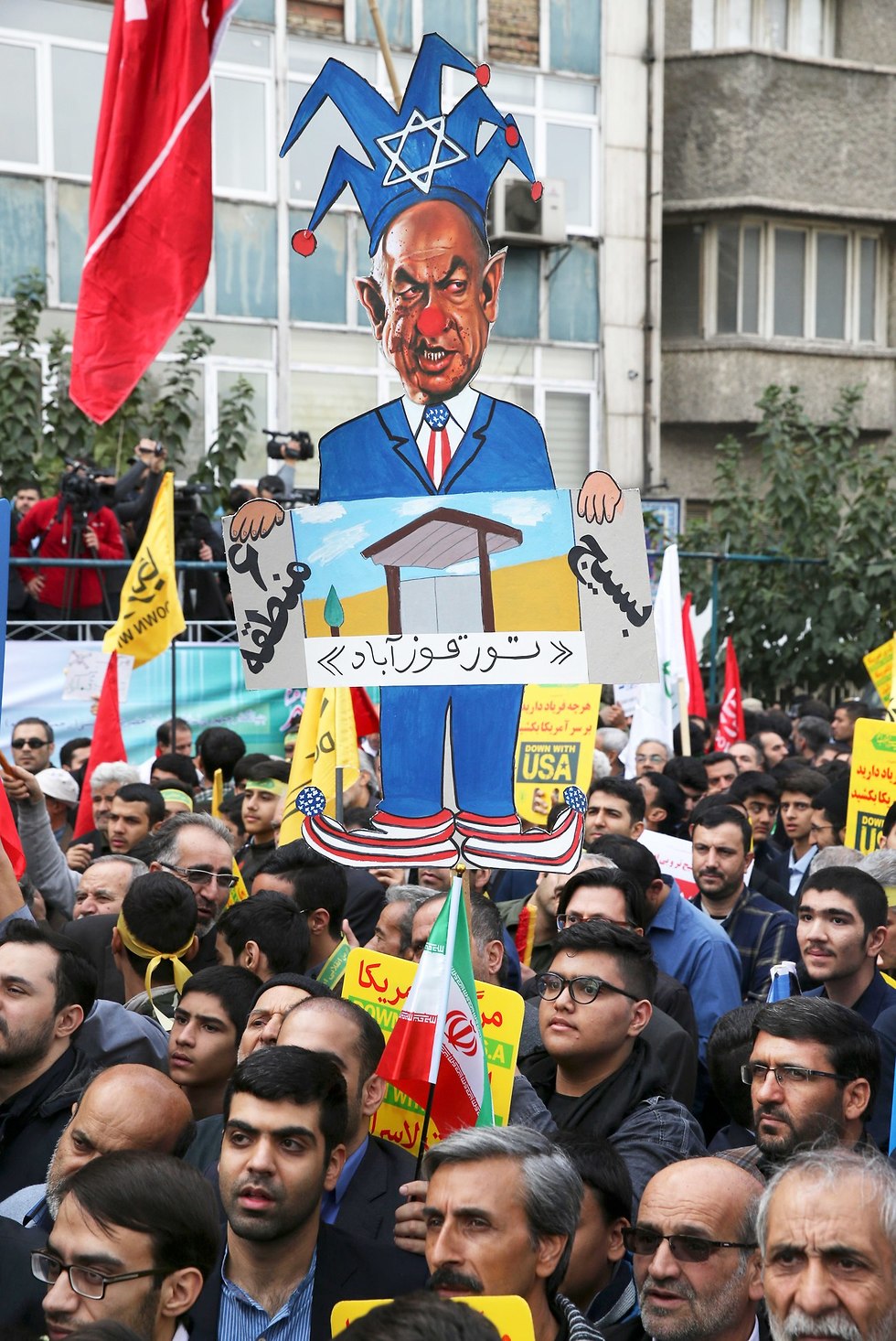 איראן כרזה בדמות בנימין נתניהו הפגנה מול שגרירות ארה