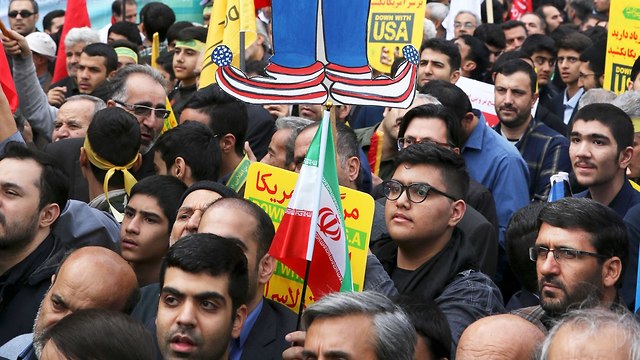 Iranians protest in Tehran (Photo: AP)