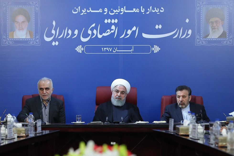 נשיא איראן חסן רוחאני פגישת ממשלה טהרן איראן חזרת סנקציות  (צילום: AFP)