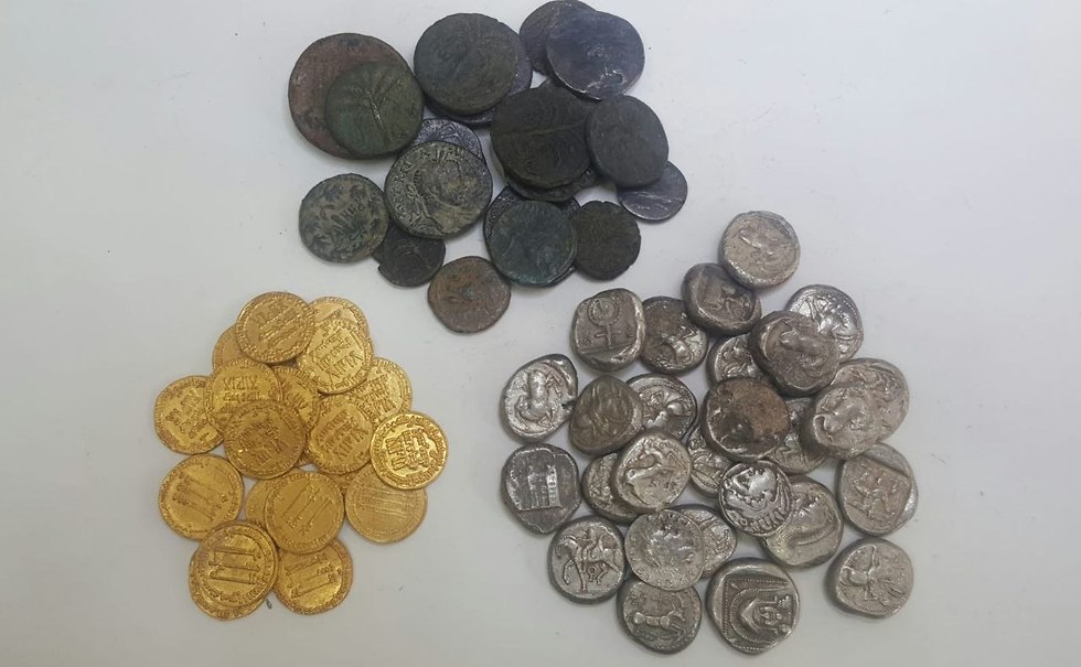 המטבעות העתיקים שנתפסו (צילום: המנהל האזרחי)