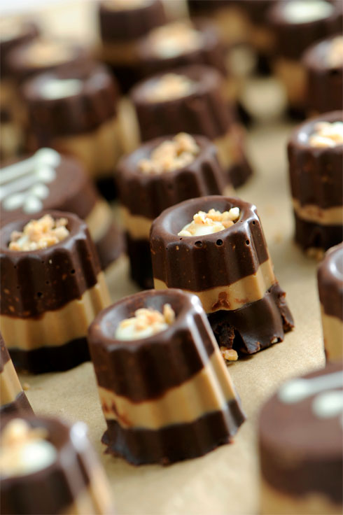 ממתק שוקולד בשלוש שכבות עם נוגט וחמאת בוטנים (צילום: דודו אזולאי)
